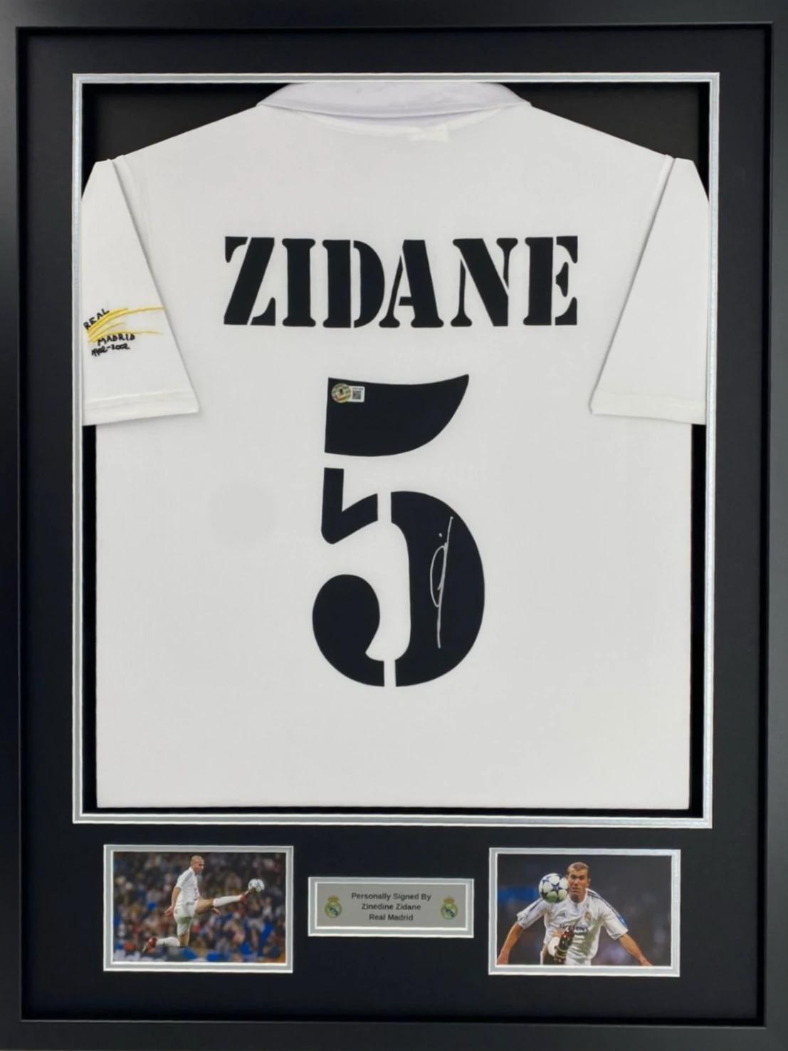 Framed signed Zinedine Zidane Real Madrid #5 Jersey Display
